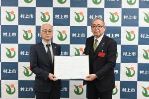 新潟県宅地建物取引業協会村上支部との記念撮影の画像