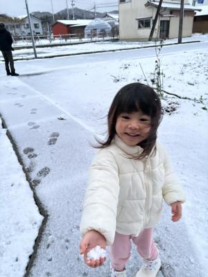 雪を楽しむ娘さん