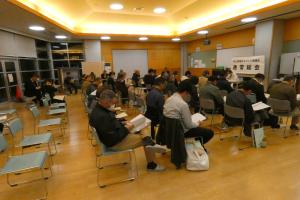 通常総会の資料説明を受けている様子