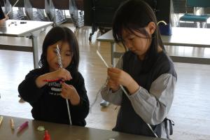 仲良く飾り付け
