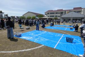 スリッパ飛ばしの的（鮭のシルエット）準備OK