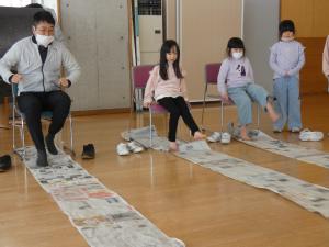 新聞紙巻き巻き（先生も参加）