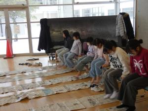 新聞紙巻き巻き（誰が勝つかな）