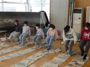 新聞紙巻き巻き（第何回戦？）