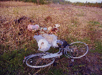 空地に投棄された自転車とごみ
