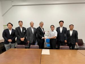 財務省山川主計局主計官との手交写真