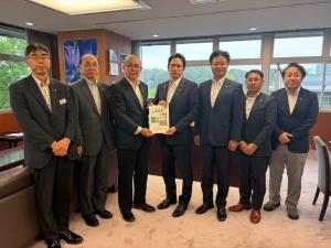 国土交通省加藤国土交通大臣政務官との手交写真