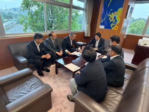 国道交通省加藤国土交通大臣政務官への要望の様子