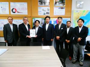 国土交通省沓掛道路局長へ要望書手交の様子