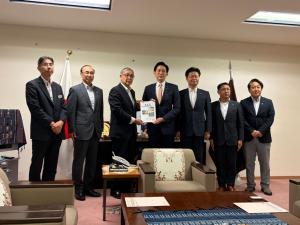 自民党小林政調会長への要望書手交の様子