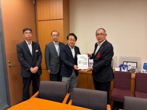 斎藤洋明衆議院議員へ要望書手交の様子