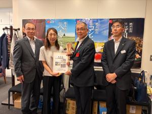菊田真紀子衆議院議員への要望書手交の様子