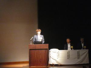 新潟国道事務所長が事業報告をする様子
