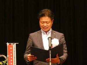 佐藤鶴岡市長による大会決議文読み上げの様子