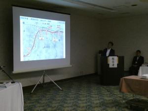 羽越河川国道事務所長が事業報告をする様子