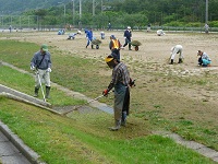 小学校グラウンド草刈り作業