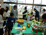 小学校児童の作品展示