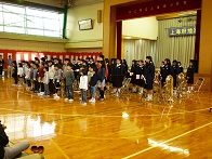 中学生と小学生の合唱