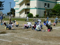 小学校グラウンド整備作業