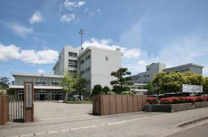 村上高等学校の外観